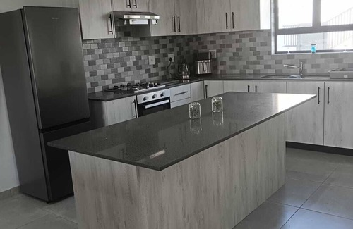 St. Helena Bay Apartamento | 3-bedroom apartment in fabulous Saint Helena Bay with AC, Wi-Fi, braai etc.