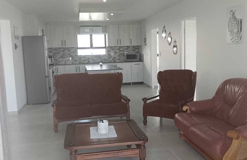 St. Helena Bay Apartamento | 3-bedroom apartment in fabulous Saint Helena Bay with AC, Wi-Fi, braai etc.