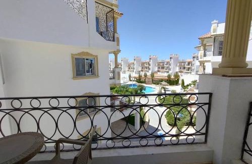 Ras Nasrani Apartamento | 3-Bedroom Apartment on the Third Floor with 3 Balconies and lovely Pool View, Street View and Free Beach Access in Sharm Hills Resort