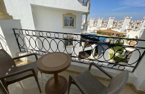Ras Nasrani Apartamento | 3-Bedroom Apartment on the Third Floor with 3 Balconies and lovely Pool View, Street View and Free Beach Access in Sharm Hills Resort
