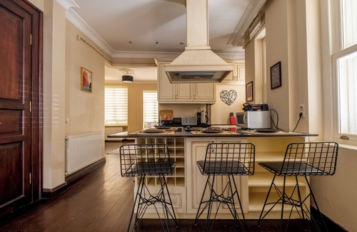 Gumussuyu Mahallesi Apartamento | 3-bedroom apartment in charming Istanbul with AC