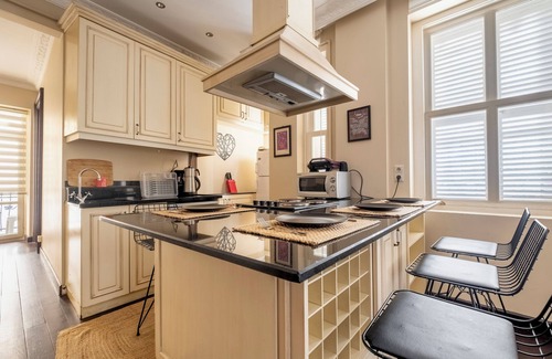 Gumussuyu Mahallesi Apartamento | 3-bedroom apartment in charming Istanbul with AC