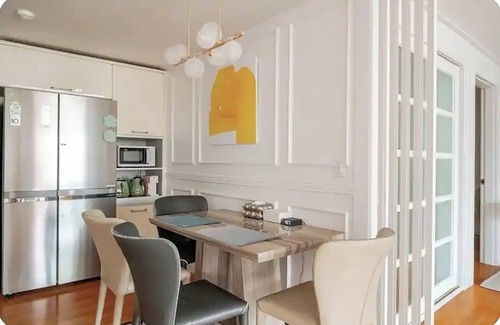 Nonhyeon-dong Apartamento | 3-bedroom apartment in fabulous Seoul with AC