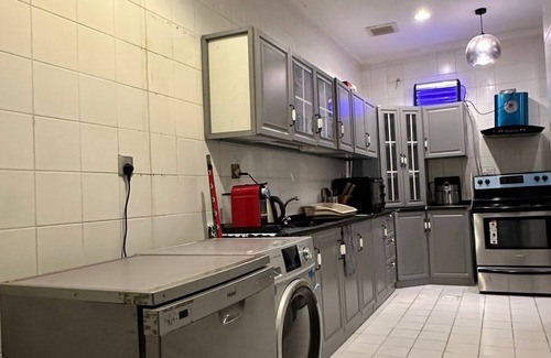 Ash Shati Apartamento | 3-bedroom apartment in terrific Jeddah with WiFi, fitness room, AC