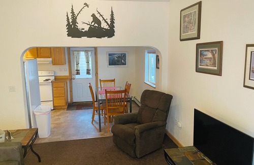 Kodiak Apartamento | 3-bedroom apartment in welcoming Kodiak with wifi.