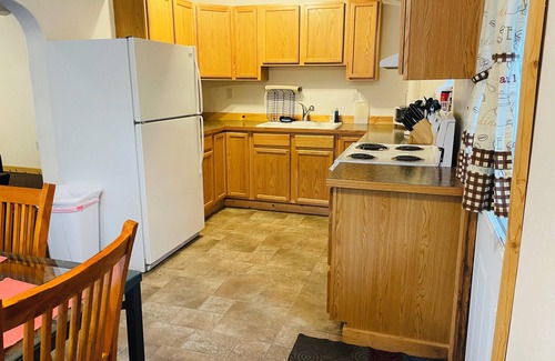 Kodiak Apartamento | 3-bedroom apartment in welcoming Kodiak with wifi.