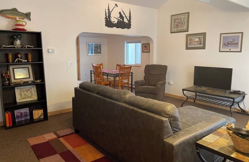 Kodiak Apartamento | 3-bedroom apartment in welcoming Kodiak with wifi.