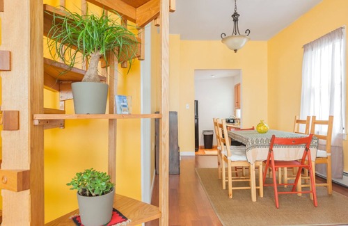 East Somerville Apartamento | 3 bedroom apartment next to T stop / off street parking