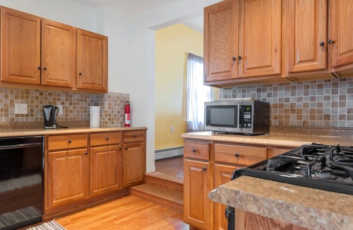 East Somerville Apartamento | 3 bedroom apartment next to T stop / off street parking