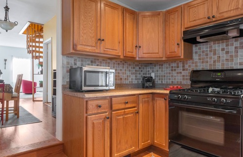 East Somerville Apartamento | 3 bedroom apartment next to T stop / off street parking