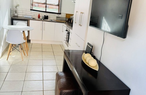 Greater Johannesburg Metropolitan Area Apartamento | 3 Bedroom Apartment in Bushmill Amorosa Roodepoort . Family friendly