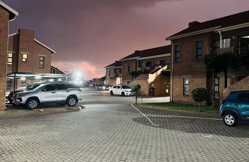 Greater Johannesburg Metropolitan Area Apartamento | 3 Bedroom Apartment in Bushmill Amorosa Roodepoort . Family friendly