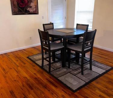 Newark Apartamento | 3-Bedroom Apt 5 miles AirPort