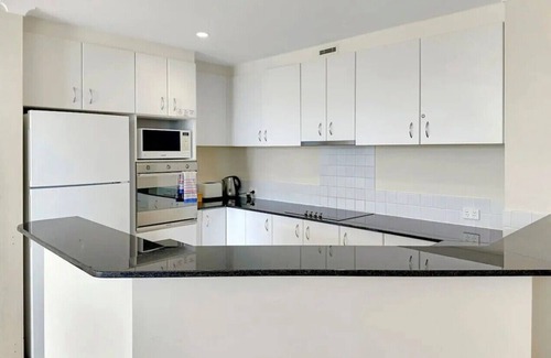 North Avoca Apartamento | 3 bedroom Avoca Beach apartment with pool. Sleeps 8. 250m from the beach