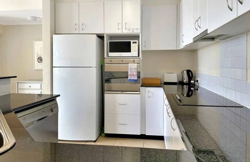 North Avoca Apartamento | 3 bedroom Avoca Beach apartment with pool. Sleeps 8. 250m from the beach