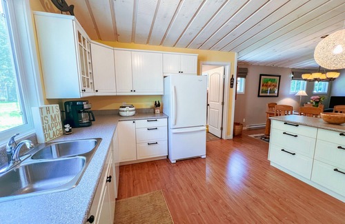 Kenora Cabaña | 3 Bedroom Beachfront Cottage on Lake of the Woods