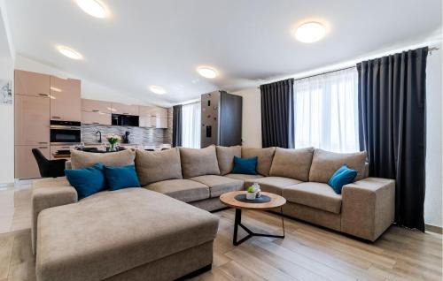 Solin Apartamento | 3 Bedroom Beautiful Apartment In Solin