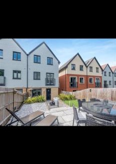 Portsmouth Casa | 3 Bedroom Beautiful Home with Garden, AC, Hot Tub
