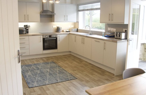 Monyash Casa | 3 Bedroom, Bright and Airy Bungalow in Monyash Village sleeps 6