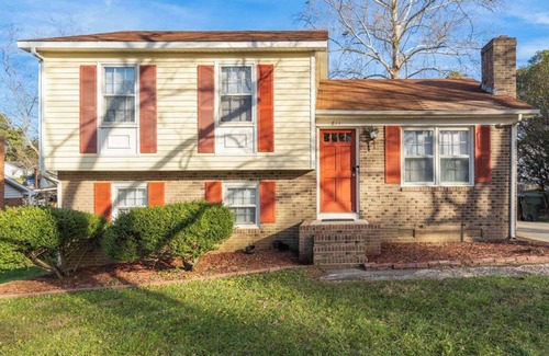 Greensboro Casa | 3-bedroom building in delightful Greensboro with AC, WiFi. Enjoy your stay