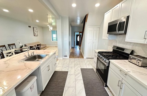 Crafton Casa | 3-bedroom building in fantastic Pittsburgh with AC