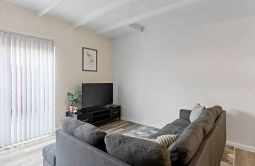 Airport Township Casa | 3-bedroom building in serene Saint Ann with WiFi, AC