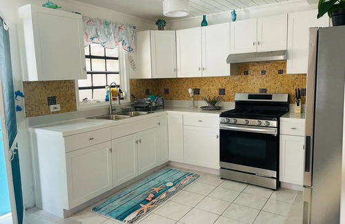 Charlotte Amalie Casa | 3-bedroom bungalow in brilliant Charlotte Amalie with AC and parking.