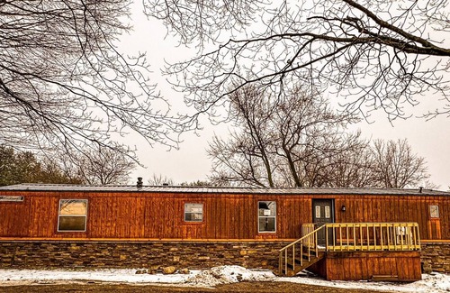 Angola Cabina | 3-bedroom cabin located in Stueben county home of 101 lakes! only 30 min