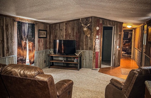 Angola Cabina | 3-bedroom cabin located in Stueben county home of 101 lakes! only 30 min