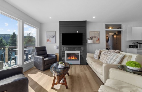 Cape Broyle Cabina | 3-bedroom cabin on Horsechops Pond, Cape Broyle with Hot tub, AC, WiFi