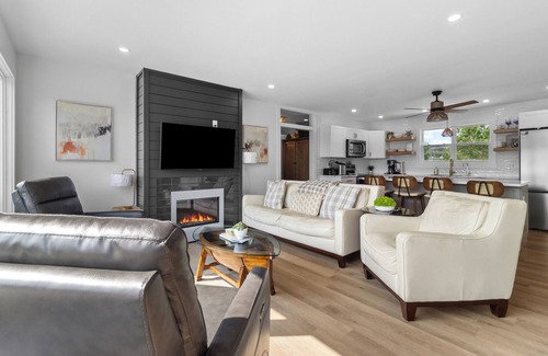 Cape Broyle Cabina | 3-bedroom cabin on Horsechops Pond, Cape Broyle with Hot tub, AC, WiFi