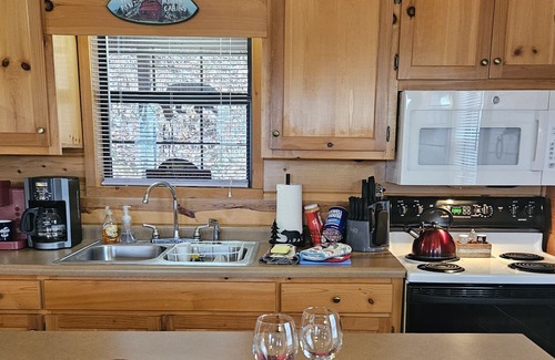 Young Harris Cabina | 3-bedroom cabin on mountain in serene Young Harris GA with hot tub.