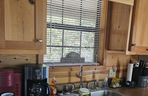 Young Harris Cabina | 3-bedroom cabin on mountain in serene Young Harris GA with hot tub.