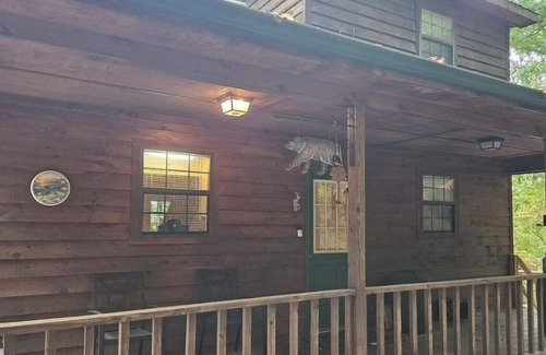 Young Harris Cabina | 3-bedroom cabin on mountain in serene Young Harris GA with hot tub.