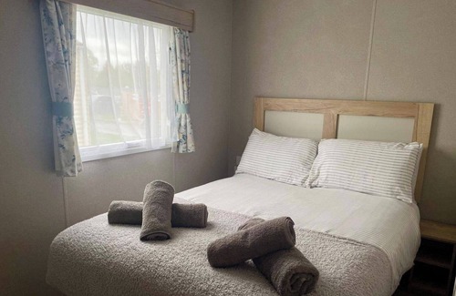Ampney Crucis Cabina | 3 Bedroom Caravan - Parking, Wifi, Pool Access