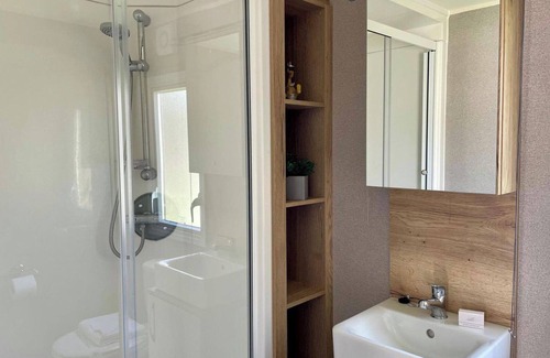 Ampney Crucis Cabina | 3 Bedroom Caravan - Parking, Wifi, Pool Access