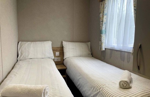 Ampney Crucis Cabina | 3 Bedroom Caravan - Parking, Wifi, Pool Access