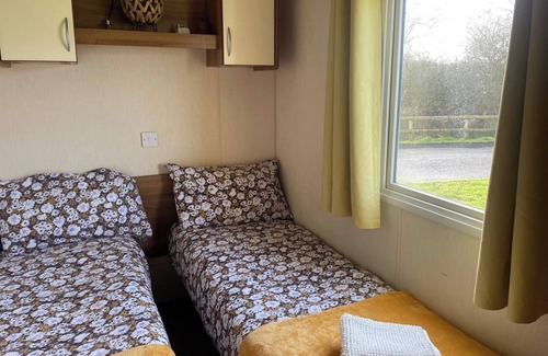 South Cerney Cabina | 3 Bedroom Caravan - Pets, Parking, Pool Access