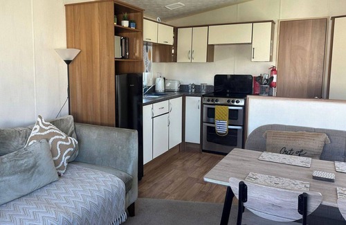 South Cerney Cabina | 3 Bedroom Caravan - Pets, Parking, Pool Access
