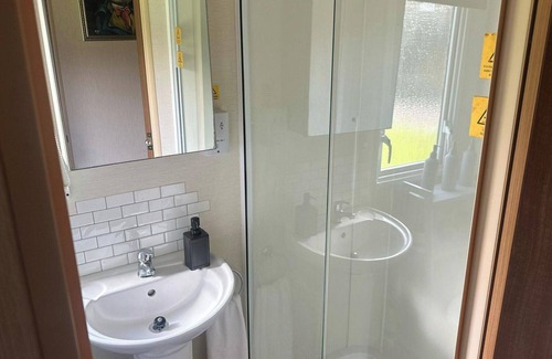 South Cerney Cabina | 3 Bedroom Caravan - Pets, Parking, Pool Access