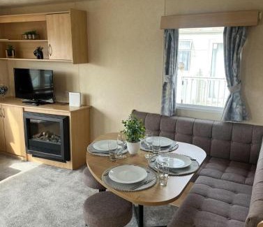Clacton-on-Sea Casa | 3 Bedroom Caravan - Sleeps 8 - Parking Wifi Pool