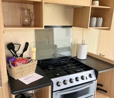 Clacton-on-Sea Casa | 3 Bedroom Caravan - Sleeps 8 - Parking Wifi Pool