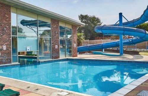 Clacton-on-Sea Casa | 3 Bedroom Caravan - Sleeps 8 - Parking Wifi Pool