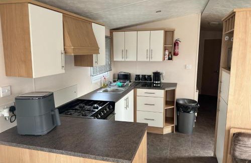 Rhyl Chalet De Esquí | 3 Bedroom Caravan - Sleeps 6 Pool & Garden