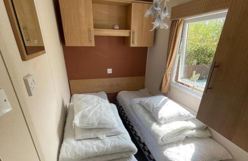 Rhyl Chalet De Esquí | 3 Bedroom Caravan - Sleeps 6 Pool & Garden