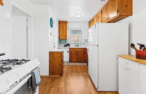 Allied Gardens Casa | 3 bedroom Central Escape - Hot Tub, Fire Pit & newly renovated sunny back yard