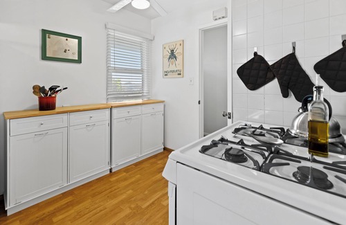 Allied Gardens Casa | 3 bedroom Central Escape - Hot Tub, Fire Pit & newly renovated sunny back yard