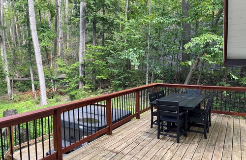 Harbor Springs Cabina | 3-bedroom chalet w/huge loft in secluded neighborhood next to NubsNob, sleeps 12
