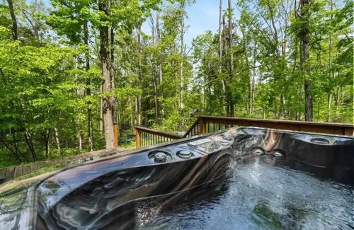 Harbor Springs Cabina | 3-bedroom chalet w/huge loft in secluded neighborhood next to NubsNob, sleeps 12