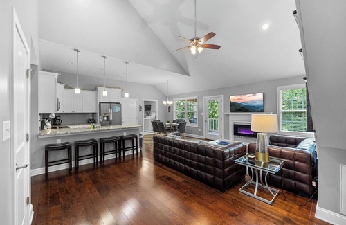 Pigeon Forge Cabaña | 3-Bedroom Chalet with Arcade and Pool Table